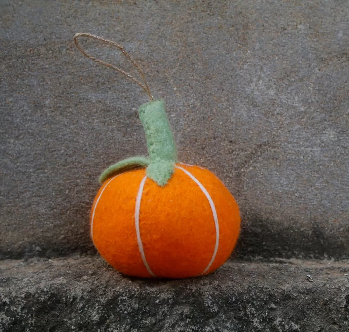 De Kulture Handmade Premium Wool Felt Hanging Single Pumpkin Eco Friendly Needle Felted Stuffed Halloween Ornament Ideal for Home Office Party Decoration Holiday Décor,3.5x4.5 (DH) Inches